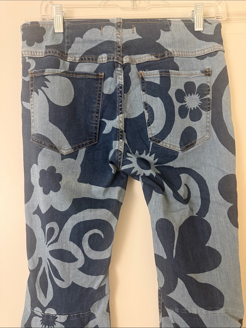 We The Free Blue Floral Patterned Flare Jeans penny pull on Free People size 28 - Picture 3 of 4